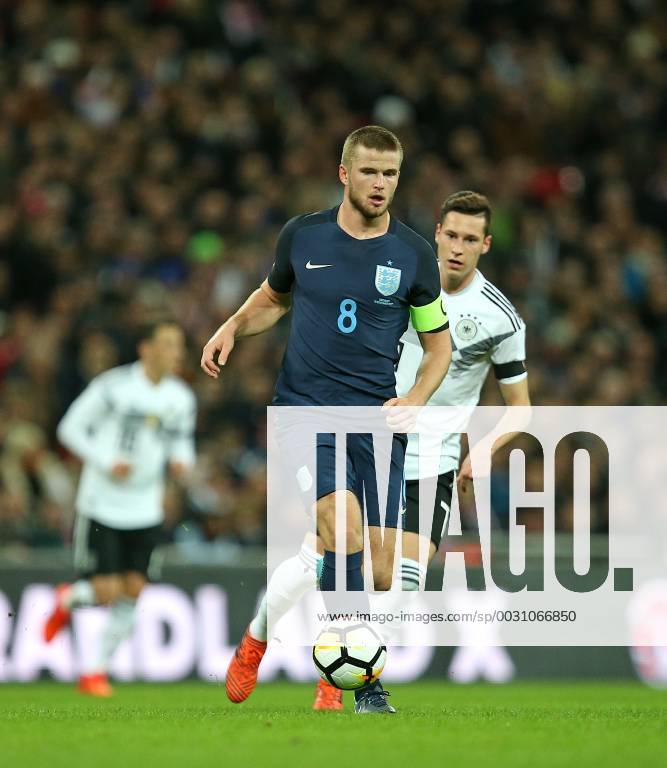 Fussball Länderspiel, England - Deutschland, in Wembley National Stadium London. v.l. Eric Dier (England) gegen Julian Draxler (Deutschland)