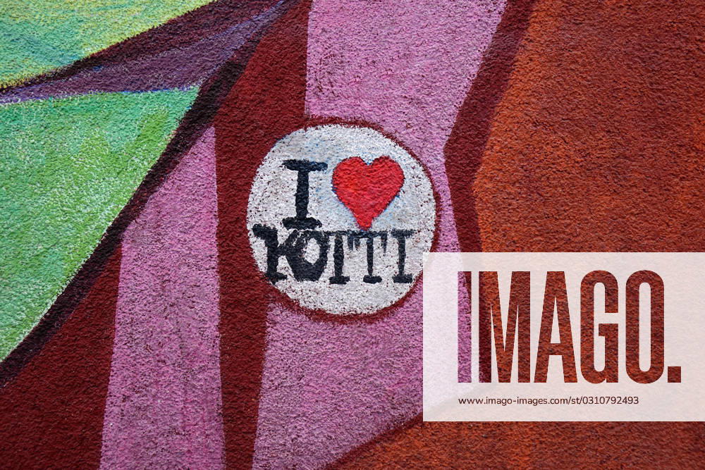 Graffiti mit Schriftzug und Herzsymbol Graffiti mit Schriftzug und Herzsymbol, 02.10.2023, Kreuzberg, Berlin, Auf einem Graffiti steht der Schriftzug ich liebe Kotti mit einem Herzsymbol.