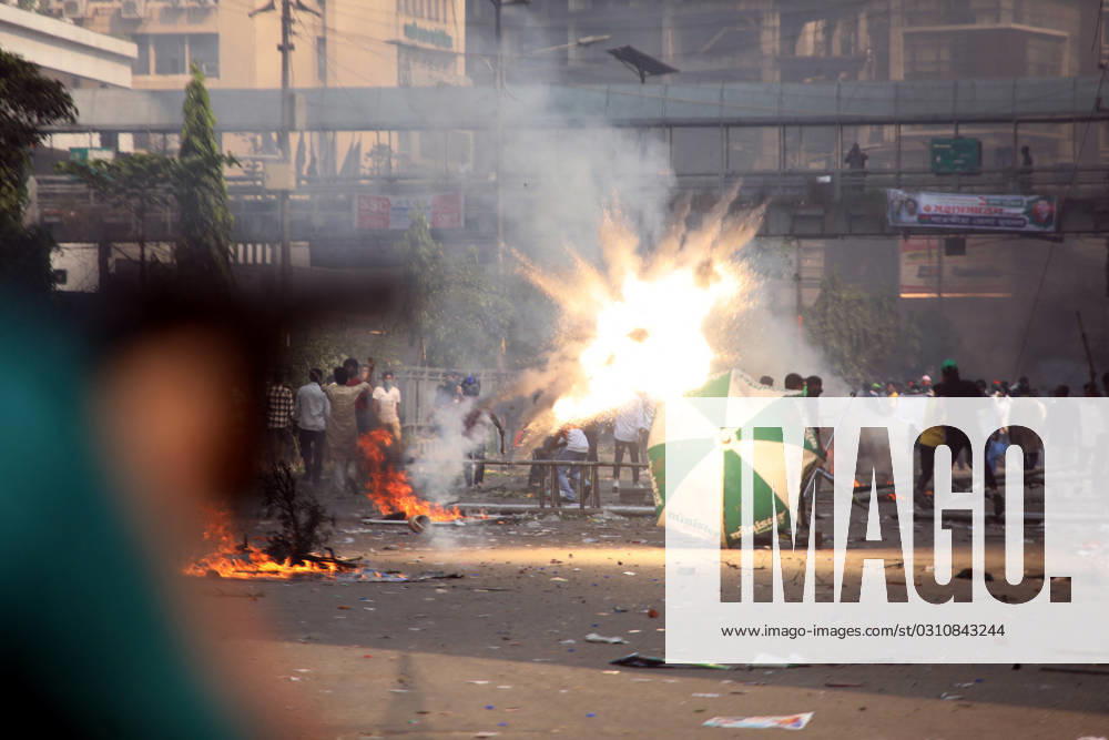 Police NBP Clash - Bangladesh Bangladesh Nationalist party (BNP) activists light fire during a rally demanding the resignation of Prime Minister Sheikh Hasina and the release of BNP Chairperson Begum Khaleda Zia, in Dhaka on October 28, 2023. Police fired tear gas and rubber bullets at huge crowds of Bangladesh opposition supporters on October 28, to break up a giant protest against the Prime Minister, with one officer killed and scores of people injured in several hours of violent clashes in central Dhaka,Bangladesh. Photo by Habibur Rahman ABACAPRESS.COM Dhaka Wari Bangladesh