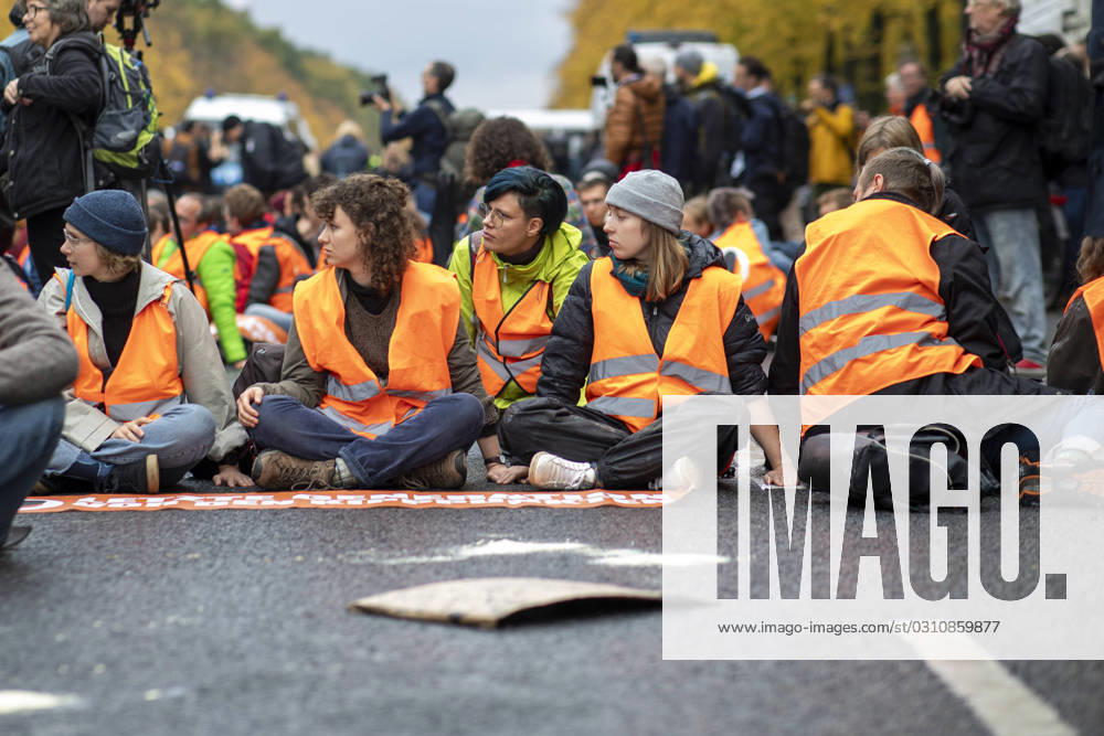 Massenbesetzung der Klima-Kleber auf der Straße des 17. Juni, Hunderte Klima-Aktivisten haben am Samstag in Berlin demonstriert. Sie stellten sich gegen Mittag an mehreren Stellen auf die Straße des 17. Juni im Tiergarten und brachten damit den Verkehr zum Erliegen. Laut Angaben der Berliner Polizei die mit zahlreichen Kräften vor Ort im Einsatz war, klebten sich rund 100 Personen an die Fahrbahn und mussten teils aufwendig von Kräften der Berliner Polizei von der Fahrbahn gelöst werden. Die Straße des 17. Juni wurde zwischen Brandenburger Tor und Großer Stern komplett gesperrt. Berlin Berlin Deutschland