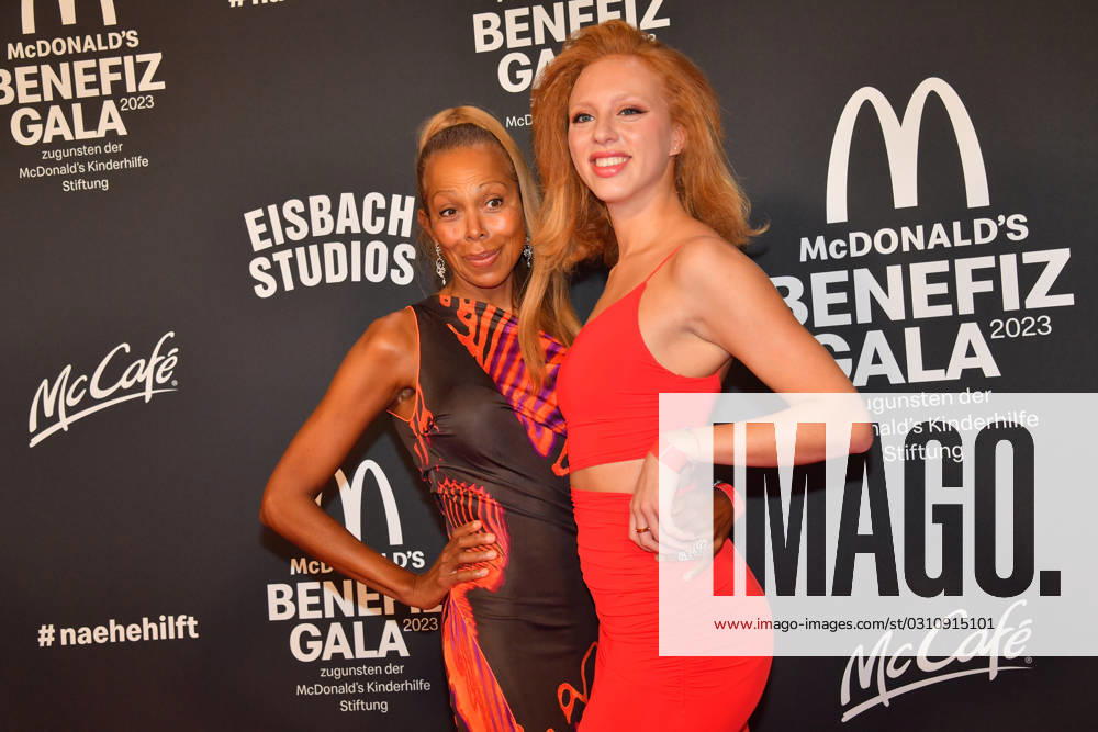 Anna Ermakova mit Mutter Angela Ermakova MC Donald s Benefiz Gala 2023 zugunsten der MC Donald s Kinderhilfe Stiftung Charity Veranstaltung Eisbach Studio München 28. Oktober 2023