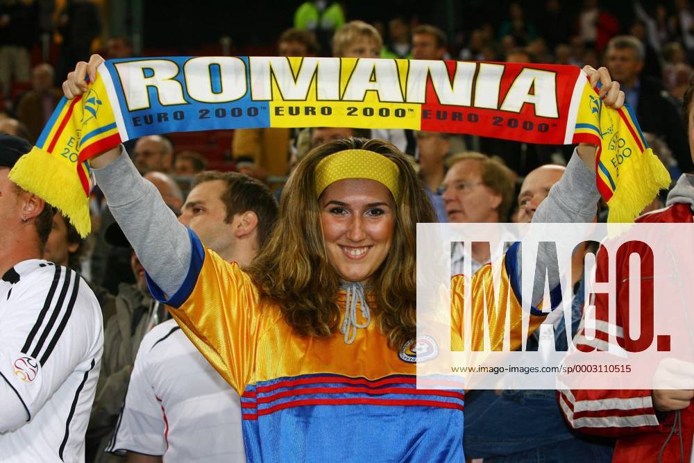 Weiblicher Rumänien Fan mit einem Schal der Euro 2000 Fußball Länderspiel Herren Freundschaftsspiel 2007, Test, Testspiel, Nationalmannschaft, Rumänien o0 rumänische, rumänischer Einzelbild Köln Fußball Länderspiel Herren Freundschaftsspiel 2007, Test, Testspiel, Nationalmannschaft, Rumänien o0 rumänische, rumänischer Einzelbild Köln