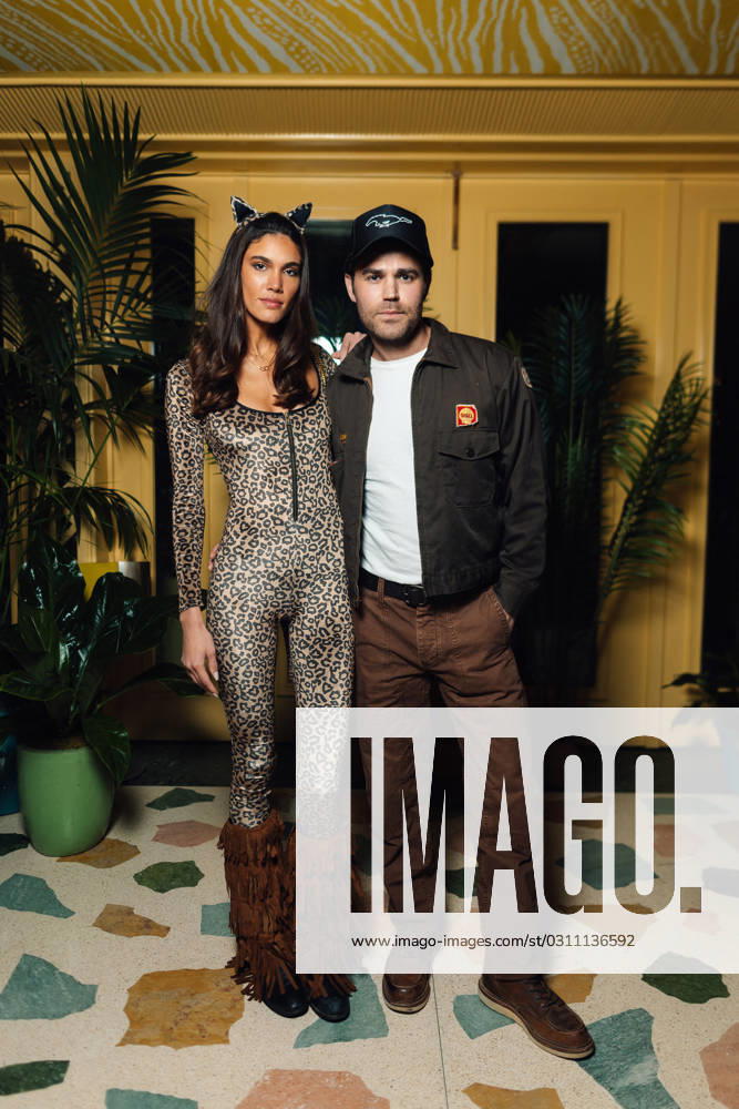 Les cà là britàs à la soirà e d Halloween de Vas Morgan et Michael Braun à Los Angeles Paul Wesley et Natalie Kuckenburg - Les cà là britàs à la soirà e d Halloween de V.Morgan et M.Braun à Los Angeles, le 28 octobre 2023. Tiziano Da Silva Bestimage Celebrities at V.Morgan and M.Braun s Halloween party in Los Angeles on October 28, 2023. Los Angeles Etats-Unis