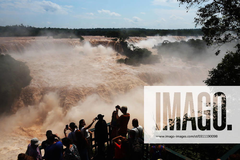 KW43 FOZ DO IGUAÇU, PR - 29.10.2023: VAZÃO CATARATAS - Due to the heavy rains that hit the southern region of the country, the water flow at the Iguaçu Falls? located in the city of Foz do Iguaçu - western Paraná, arrived this Sunday 29th, at 20 million and 500 thousand liters of water per second. The normal average is 1 million and 500 thousand liters of water per second. As a safety measure, the walkway that gives access to the Garganta do Diabo viewpoint had part of its protection rail removed and remains closed. x2454320x ChristianxRizzi