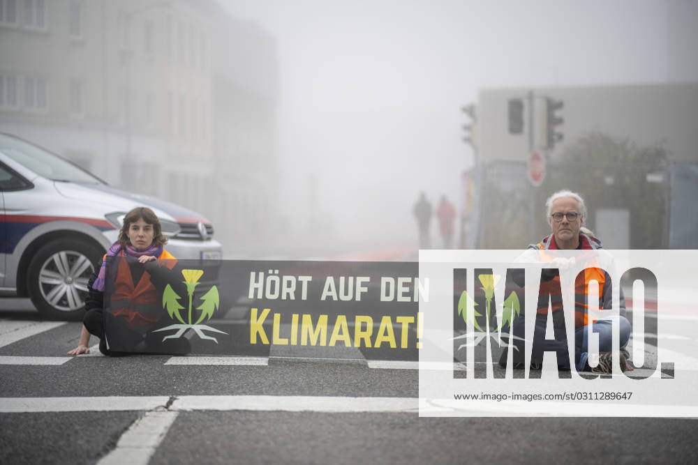 St. Pölten, Österreich. 30 Oktober 2023. Mitglieder der Letzten Generation Österreich blockieren den morgendlichen Frühverkehr in der Hauptstadt von Niederösterreich um mehr Klimaschutz der Niederösterreichischen Landesregierung einzufordern.