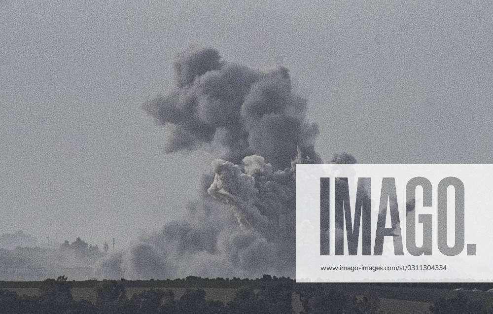 Bilder des Jahres 2023, News 10 Oktober (231030) -- SDEROT, Oct. 30, 2023 -- Smoke rises from the northern Gaza Strip after Israeli airstrikes, as seen from Israel s border with Gaza Oct. 29, 2023. In 23 days, at least 8,005 Palestinians, including 3,342 children, 2,062 women, and 460 elderly people, have lost their lives in the Israeli airstrikes, according to the Palestinian health authorities in Gaza. ) (FOCUS) MIDEAST-PALESTINIAN-ISRAELI CONFLICT ChenxJunqing
