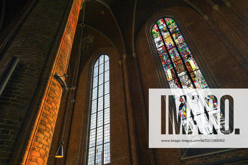 In der evangelischen Marktkirche in Hannover sind die Arbeiten fuer den Einbau des mehr als 13 Meter hohen Reformationsfensters vollstaendig abgeschlossen (Foto vom 30.10.2023). Handwerker entfernten am Montag die riesige Plastikplane, die das Kircheninnere bislang vor Baustaub geschuetzt hatte. Das umstrittene Kunstwerk von Markus Luepertz ist nun komplett sichtbar. Von aussen ist es durch Sicherheitsglas geschuetzt. Das Fenster soll am Reformationstag (31. Oktober) mit einem Gottesdienst und einem Festakt eingeweiht werden. Die Kosten stiegen im Laufe von sieben Jahren auf 208.000 Euro. (Siehe epd-Bericht vom 30.10.2023)