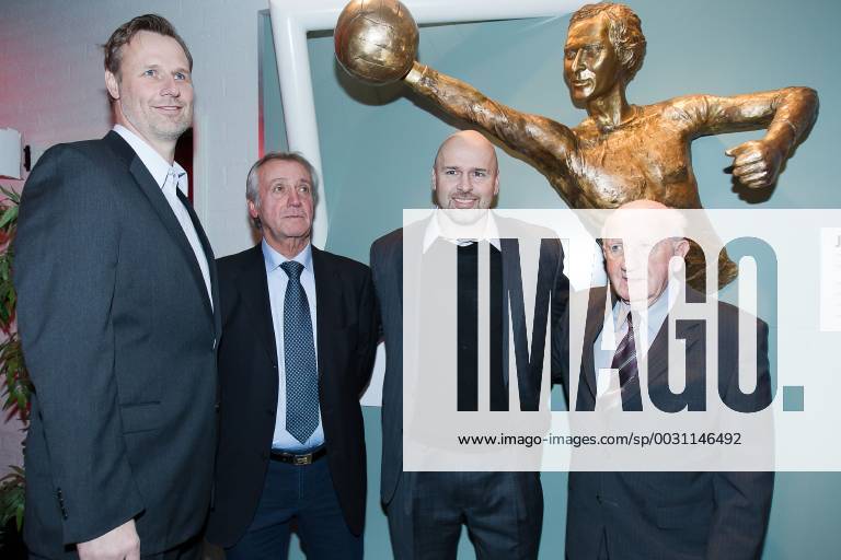 EINDHOVEN - onthulling standbeeld onlangs overleden Jan van Beveren, ex-PSV keeper, door Willy van der Kuijlen en de zonen van Jan van Beveren, 10-12-2011, Philips stadion, Willy van der Kuijlen (2L), Roger, zoon van Jan van Beveren (2R), Raymond, zoon van Jan van Beveren (L), Kees Rijvers (R). onthulling standbeeld jan van beveren