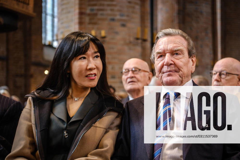 Nach siebenjaehriger Bau- und Planungszeit ist am Dienstag (31.10.2023) in der evangelischen Marktkirche in Hannover das umstrittene Reformationsfenster des Kuenstlers Markus Luepertz eingeweiht worden. (Foto: So-yeon Schroeder-Kim; Altbundeskanzler Gerhard Schroeder (SPD, Schröder)). Das Kunstwerk bringe Irritationen mit sich und ermoegliche so einen anderen Blick auf Martin Luther , sagte der hannoversche Landesbischof Ralf Meister im Einweihungsgottesdienst am Reformationstag vor rund 800 Besuchern: Wir sehen einen getriebenen, von Selbstzweifeln geplagten Menschen, innerlich zerrissen. Das rege dazu an, ueber das eigene Leben und die eigene Existenz nachzudenken. Um das mehr als 13 Meter hohe Buntglasfenster in der Suedfassade der sp