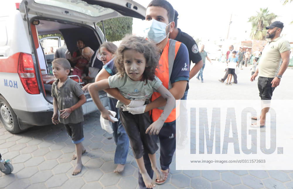 Bilder des Jahres 2023, News 10 Oktober Medics transport wounded Palestinians (includ children) at a hospital following an Israeli air strike in Dair El-Balah Medics transport wounded Palestinians (includ children) at a hospital following an Israeli air strike in Dair El-Balah refugues camp, in the central Gaza Strip on October 31, 2023, amid the ongoing battles between Israel and the Palestinian group Hamas. Photo by Omar Ashtawy apaimages Dair El-Balah Gaza Strip Palestinian Territory 311023_Dair El-Balah_OSH_00(1)