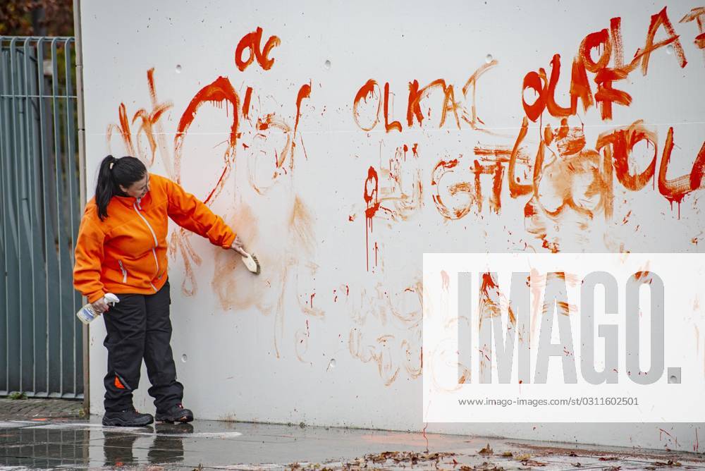 31 . 10 . 2023 , Berlin Mitte : Das Bundeskanzleramt wurde heute vormittag von Mitgliedern der Letzten Generation mit dem Slogan Olaf lügt besprüht . Auch der Gehweg davor wurde mit orangener Farbe bemalt. Foto : Bereits am Nachmittag wurden die Inschriften am Kanzleramt wieder entfernt .