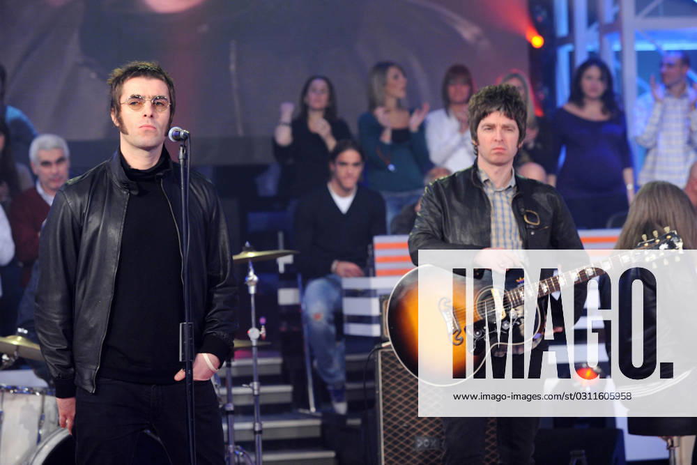 RESRTICTIONS APPLY Oasis brothers Liam and Noel Gallagher on the Italian TV show Quelli Che Il Calcio e... 27834, MILAN, ITALY - Sunday February 1 2009. UK, USA, CANADIAN, AUSTRALIAN AND SOUTH AMERICAN USE ONLY. Oasis brothers Liam and Noel Gallagher on the Italian TV show Quelli Che Il Calcio e... . , Credit:Taddei, Clicphoto, PacificCoastNews.com Avalon Italy, Milan