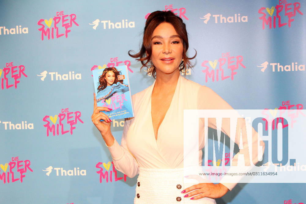 Verona Pooth bei der Veranstaltung fuer ihr neues Buch Die Supermilf: Werde auch du eine Super-Mitten-Im-Leben-Frau am 31.10.2023 im Schmidtchen Theater auf der Reeperbahn in Hamburg Verona Pooths Die Supermilf Buchpraesentation in Hamburg
