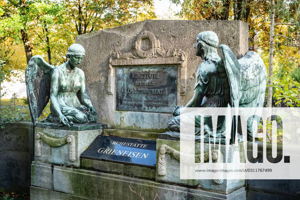 Berlin Mitte ; Domfriedhof der St. Hedwigsgemeinde Liesenstraße, Grab Grieneisen - 01.11.2023 Friedhof