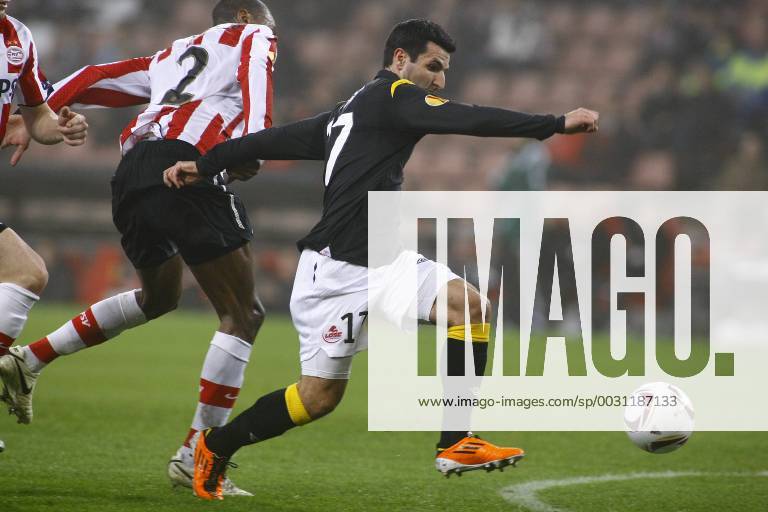 EINDHOVEN - PSV - Lille OSC, Europa League, tweede ronde, seizoen 2010-2011, 24-02-2011, Philips Stadion, PSV speler Marcelo Antonio Guedes Filho (l) met Pieree Alain Frau (r). PSV - Lille