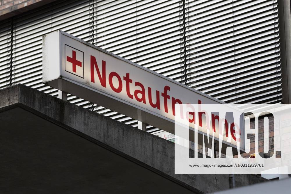 Symbolbild Krankenhaus, Notruf, Notarzt, medizinische Versorgung, beleuchtetes Schild der Notaufnahme am Agaplesion Diakonieklinikum, Hamburg, Deutschland, Europa