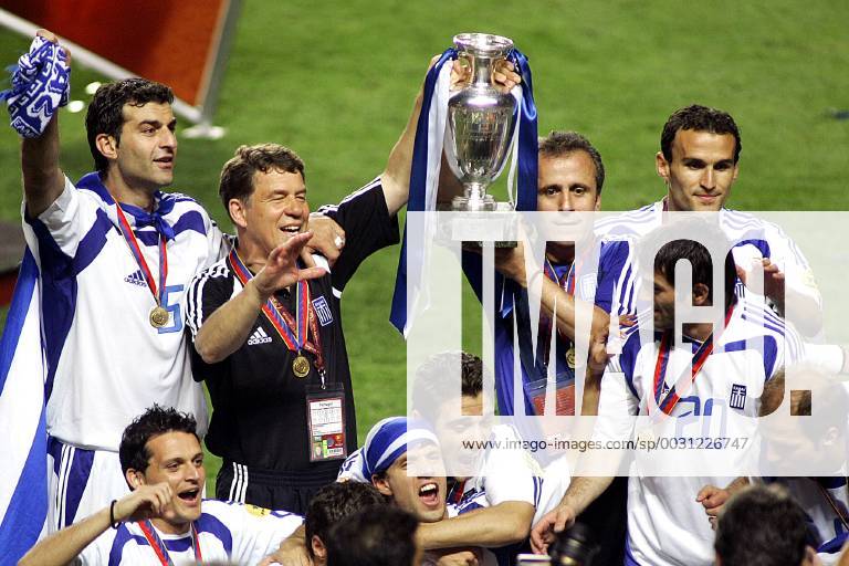 , stadion da luz , finale euro 2004 , euro2004 , ek portugal , portugal - griekenland 0-1 . otto rehhagel met beker cup en links traianos dellas (5) en rechts karagounis (20) portugal - griekenland