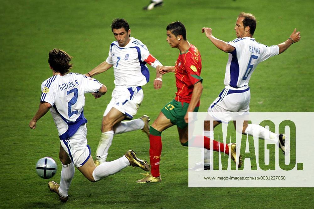 , stadion da luz , finale euro 2004 , euro2004 , ek portugal , portugal - griekenland 0-1 , cristiano ronaldo loopt zich vast in griekse fuik met seitaridis (2) , zagorakis (7) en basinas (6) portugal - griekenland