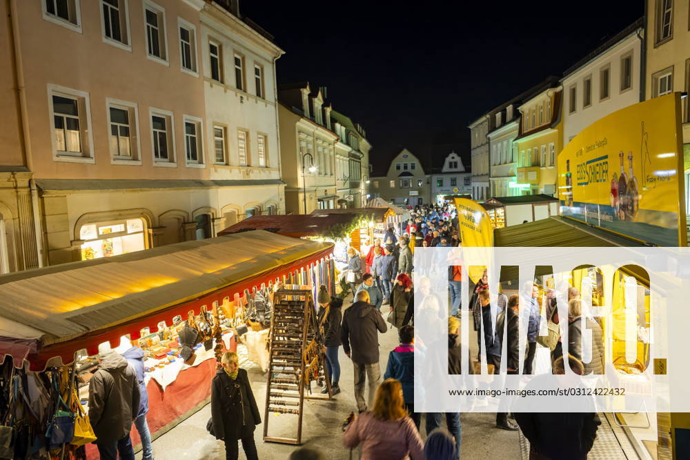 Pfefferkuchenmarkt Pulsnitz Pulsnitz ist bekannt als Sachsens Pfefferkuchenstadt. Seit dem Jahr 2003 findet hier, immer am ersten Wochenende im November, ein Pfefferkuchenmarkt statt. Auf dem Pulsnitzer Pfefferkuchenmarkt werden alle acht Pfefferküchler der Stadt sowie die Pulsnitzer Lebkuchenfabrik GmbH vertreten sein und Ihre Pulsnitzer Pfefferkuchen, wie z.B. die beliebten Pulsnitzer Spitzen, zum Kauf anbieten. Der Pulsnitzer Pfefferkuchenmarkt wird somit auch in diesem Jahr als einer der ersten Weihnachtsmärkte, die diesjährigen Weihnachtsmarktsaison eröffnen. Pulsnitz Sachsen Deutschland