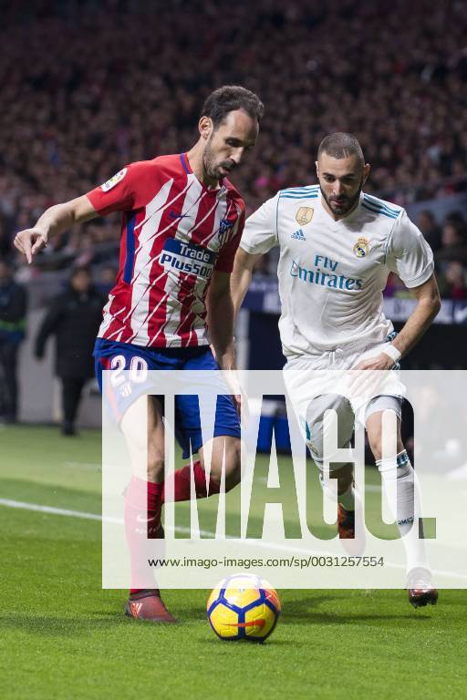 Fußball, Atletico Madrid - Real Madrid Atletico de Madrid Juanfran Torres and Real Madrid Karim Benzema during La Liga match between Atletico de Madrid and Real Madrid at Wanda Metropolitano in Madrid, Spain. November 18, 2017. (20171118003)