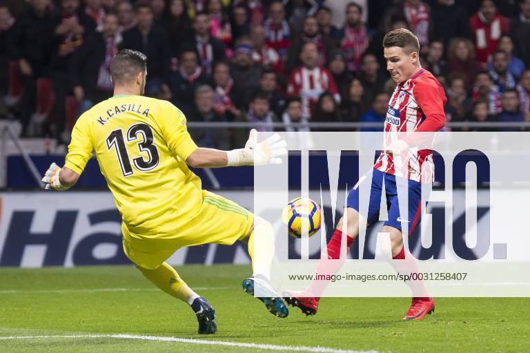 Fußball, Atletico Madrid - Real Madrid Atletico de Madrid Kevin Gameiro and Real Madrid Kiko Casilla during La Liga match between Atletico de Madrid and Real Madrid at Wanda Metropolitano in Madrid, Spain. November 18, 2017. (20171118031)