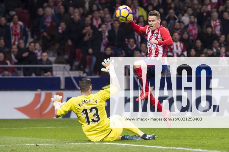 Fußball, Atletico Madrid - Real Madrid Atletico de Madrid Kevin Gameiro and Real Madrid Kiko Casilla during La Liga match between Atletico de Madrid and Real Madrid at Wanda Metropolitano in Madrid, Spain. November 18, 2017. (20171118032)