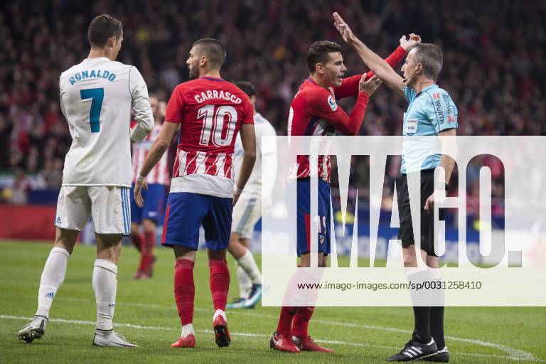Fußball, Atletico Madrid - Real Madrid Atletico de Madrid Yannick Carrasco and Lucas Hernanez talking to the referee and Real Madrid XXX during La Liga match between Atletico de Madrid and Real Madrid at Wanda Metropolitano in Madrid, Spain. November 18, 2017. (20171118034)