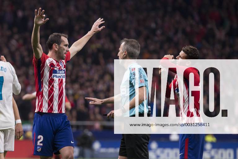 Fußball, Atletico Madrid - Real Madrid Atletico de Madrid Diego Godin talking with the referee during La Liga match between Atletico de Madrid and Real Madrid at Wanda Metropolitano in Madrid, Spain. November 18, 2017. (20171118035)