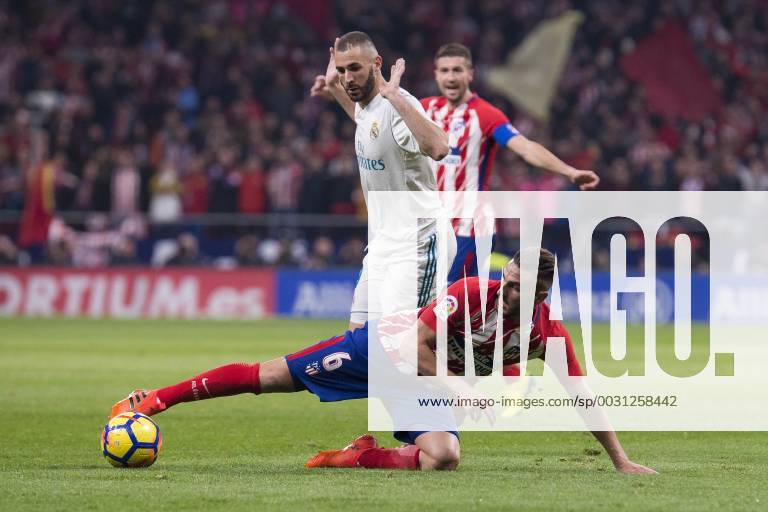 Fußball, Atletico Madrid - Real Madrid Atletico de Madrid Koke Resurreccion and Real Madrid Karim Benzema during La Liga match between Atletico de Madrid and Real Madrid at Wanda Metropolitano in Madrid, Spain. November 18, 2017. (20171118024)