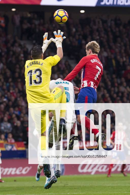 Fußball, Atletico Madrid - Real Madrid Atletico de Madrid Antoine Griezmann and Real Madrid Kiko Casilla during La Liga match between Atletico de Madrid and Real Madrid at Wanda Metropolitano in Madrid, Spain. November 18, 2017. (20171118029)