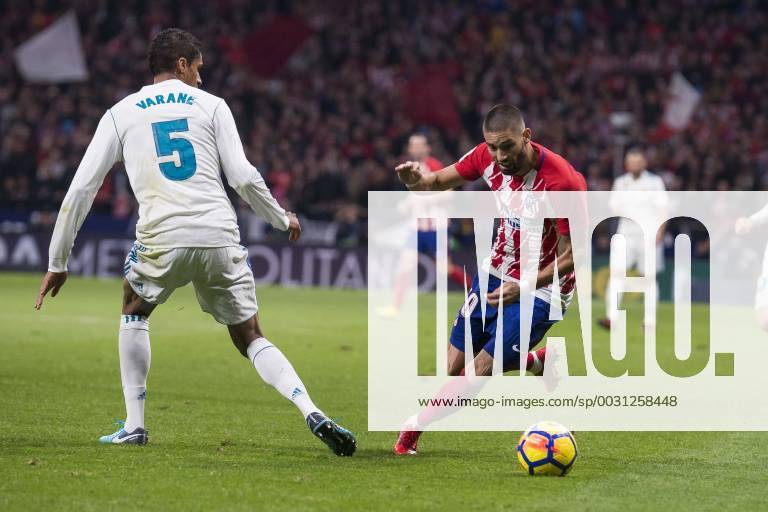 Fußball, Atletico Madrid - Real Madrid Atletico de Madrid Yannick Carrasco and Real Madrid Raphael Varane during La Liga match between Atletico de Madrid and Real Madrid at Wanda Metropolitano in Madrid, Spain. November 18, 2017. (20171118030)