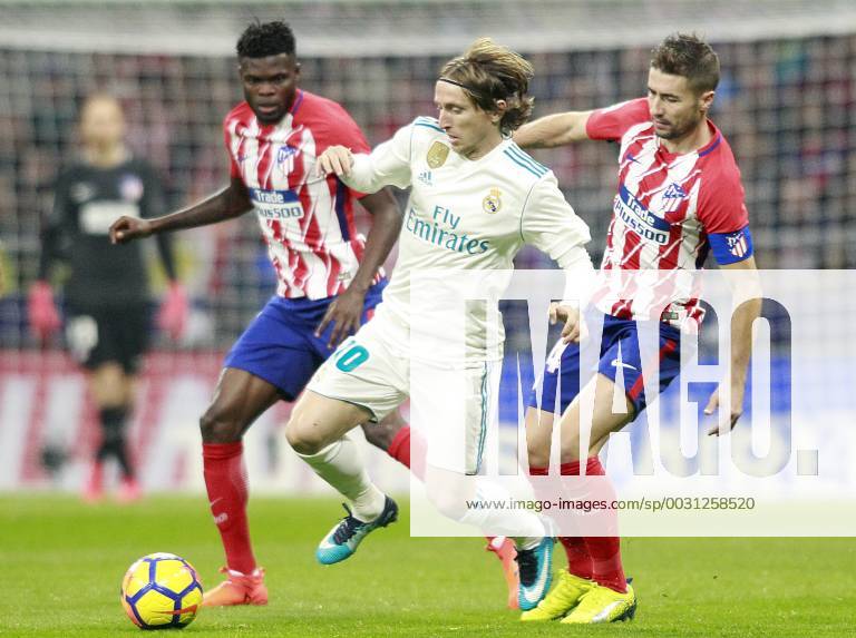 Fußball, Atletico Madrid - Real Madrid Atletico de Madrid s Thomas Partey (l) and Gabi Fernandez(r) and Real Madrid CF s Luka Modric during La Liga match. November 18,2017. (20171118243)