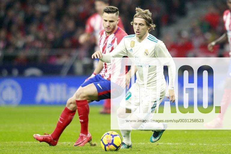 Fußball, Atletico Madrid - Real Madrid Atletico de Madrid s Saul Niguez (l) and Real Madrid CF s Luka Modric during La Liga match. November 18,2017. (20171118246)