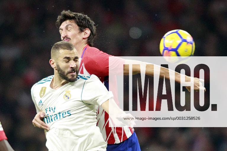 Fußball, Atletico Madrid - Real Madrid Atletico de Madrid s Stefan Savic (r) and Real Madrid CF s Karim Benzema during La Liga match. November 18,2017. (20171118249)