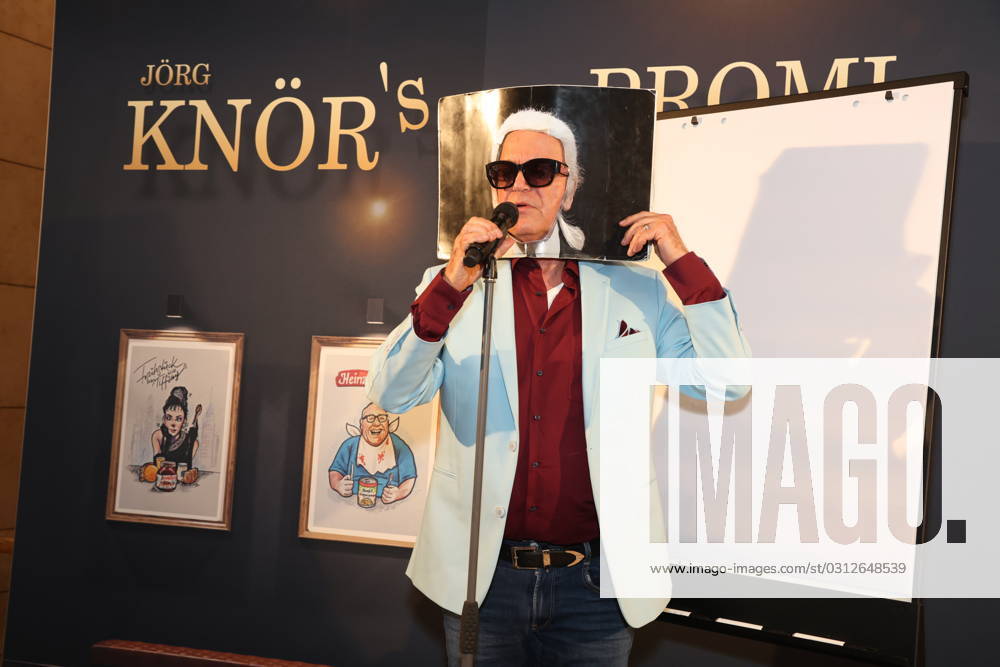 Jörg Knör parodiert Karl Lagerfeld, Jörg Knör stellt jetzt in Hamburg seine originellen Knörikaturen vor. Der Entertainer, Parodist und Karikaturist zeigt seine Zeichnungen, die prominente Persönlichkeiten auf humorvolle und überzeichnete Art darstellen, unter dem Motto Hamburg...meine Perlen in der Walentowski-Galerie in der Europa Passage Hamburg, Vernissage am 4.11.2023