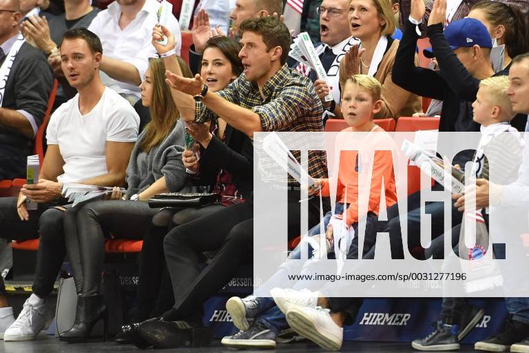 Thomas MUELLER (MÜLLER,Bayern Muenchen) mit Ehefrau Lisa,Arjen ROBBEN (Bayern Muenchen) mit seinen Soehnen. Basketball 1.Bundesliga FC Bayern Muenchen-Brose Bamberg. am 19.11..2017,A U D I D O M E.