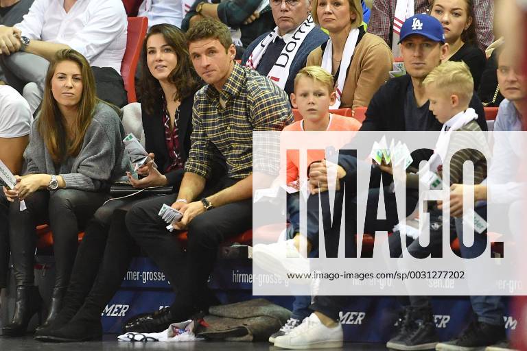 Thomas MUELLER (MÜLLER,Bayern Muenchen) mit Ehefrau Lisa,Arjen ROBBEN (Bayern Muenchen) mit seinen Soehnen. Basketball 1.Bundesliga FC Bayern Muenchen-Brose Bamberg. am 19.11..2017,A U D I D O M E.
