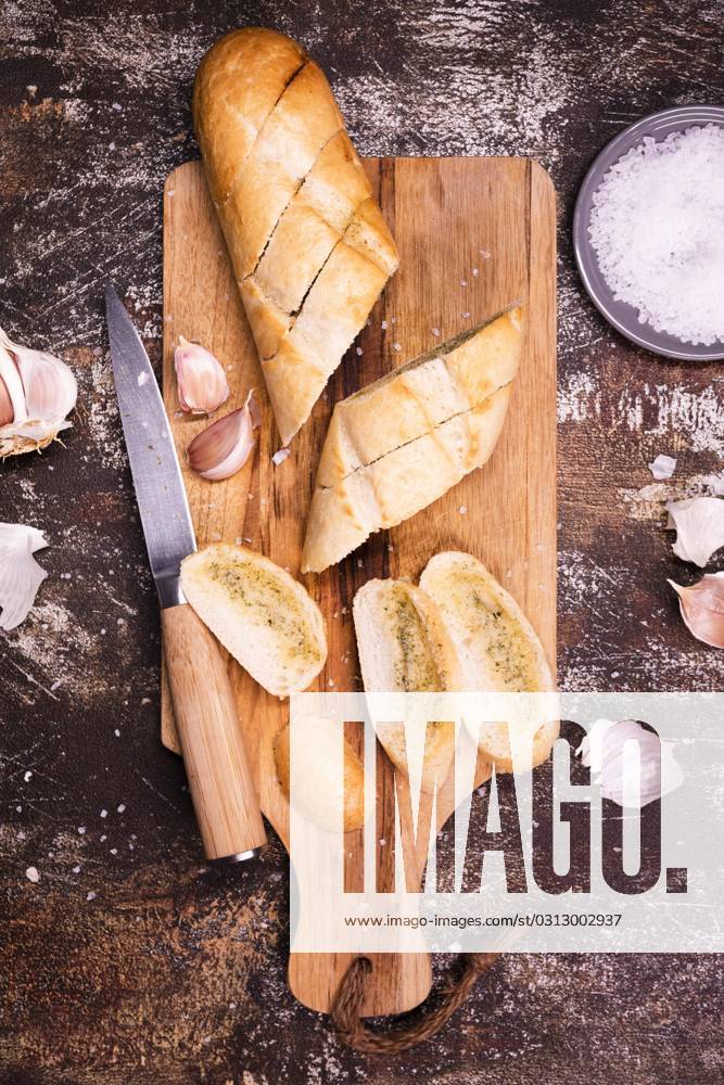 IMAGO Creative, Food, Brot, Knoblauchbrot Draufsicht Knoblauchbrot Tisch