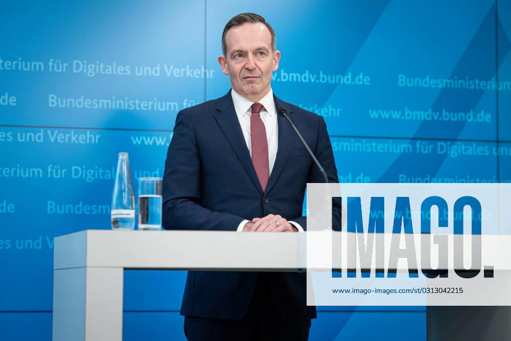 Pressekonferenz des Bundesverkehrsminister zur Finanzierung des Deutschlandticket Volker Wissing Bundesverkehrsminister (FDP) im Portrait bei der Pressekonferenz im Anschluss an die Verhandlungen der Ministerpraesidentenkonferenz und der Finanzierung und weiterem vorgehen des Deutschlandticket auch bekannt als 49 EUR Ticket im Bundesverkehrsministerium in Berlin Berlin Berlin Deutschland