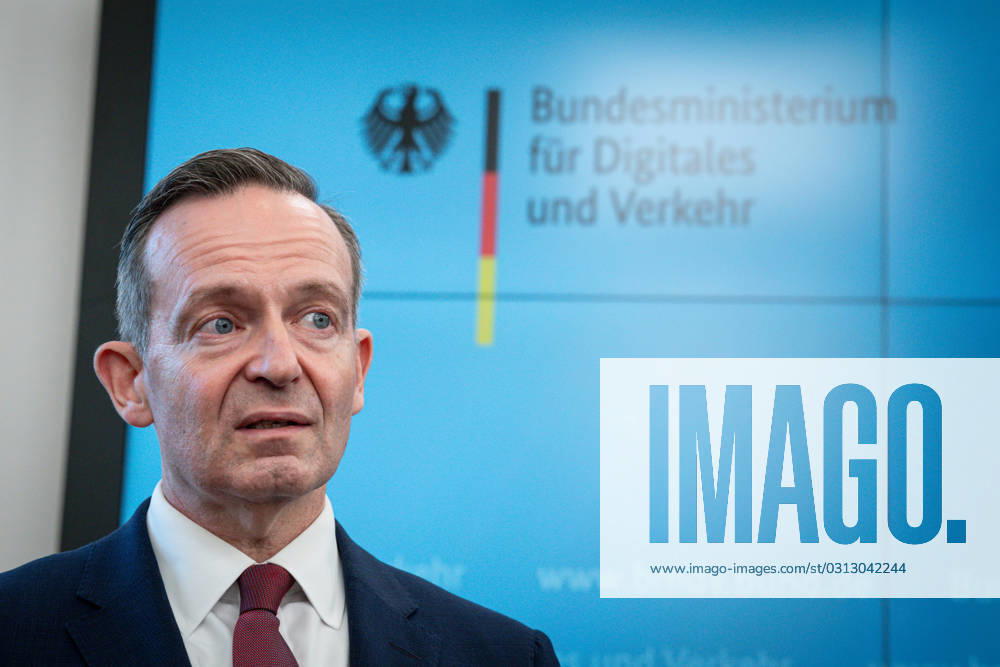 Pressekonferenz des Bundesverkehrsminister zur Finanzierung des Deutschlandticket Volker Wissing Bundesverkehrsminister (FDP) im Portrait bei der Pressekonferenz im Anschluss an die Verhandlungen der Ministerpraesidentenkonferenz und der Finanzierung und weiterem vorgehen des Deutschlandticket auch bekannt als 49 EUR Ticket im Bundesverkehrsministerium in Berlin Berlin Berlin Deutschland