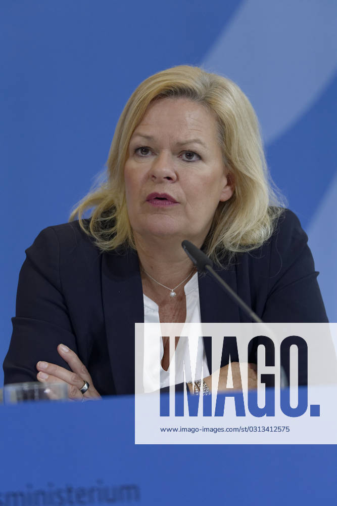 Jahresbericht Bundespolizei 2022 vorgestellt 2023-11-08 - Deutschland, Berlin - Nancy Faeser (SPD), Bundesministerin des Inneren und für Heimat, und der Bundespolizeipräsident stellen den Jahresbericht der Bundespolizei 2022 vor.