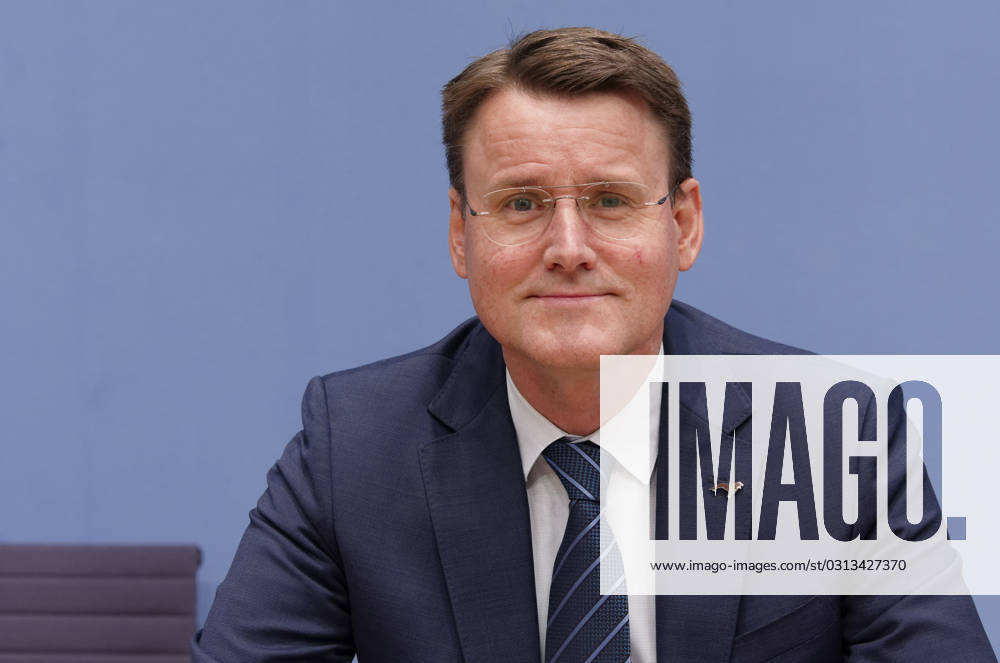 Jahresbericht Bundespolizei 2022 vorgestellt 2023-11-08 - Deutschland, Berlin - Bundespressekonferenz: LKW-Hersteller und Logistikverbände betrachten politische Rahmenbedingungen als Hemmnis für die Klimaneutralität des Güterkraftverkehrs. Im Bild Alexander Vlaskamp, Vorstandsvorsitzender MAN Truck & Bus SE.