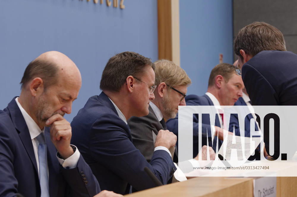 Jahresbericht Bundespolizei 2022 vorgestellt 2023-11-08 - Deutschland, Berlin - Bundespressekonferenz: LKW-Hersteller und Logistikverbände betrachten politische Rahmenbedingungen als Hemmnis für die Klimaneutralität des Güterkraftverkehrs. Im Bild v.l. Dr. Manfred Schuckert, Vorstandsvorsitzender Daimler Truck Holding AG, Alexander Vlaskamp, Vorstandsvorsitzender MAN Truck & Bus SE, Frank Huster, Hauptgeschäftsführer Bundesverband Spedition und Logistik (DSLV), und Prof. Dr. Dirk Engelhardt, Vorstandssprecher Bundesverband Güterkraftverkehr, Logistik und Entsorgung (BGL) e.V.