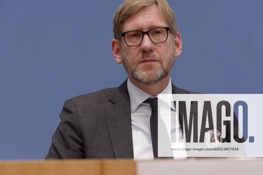 Jahresbericht Bundespolizei 2022 vorgestellt 2023-11-08 - Deutschland, Berlin - Bundespressekonferenz: LKW-Hersteller und Logistikverbände betrachten politische Rahmenbedingungen als Hemmnis für die Klimaneutralität des Güterkraftverkehrs. Im Bild Frank Huster, Hauptgeschäftsführer Bundesverband Spedition und Logistik (DSLV).