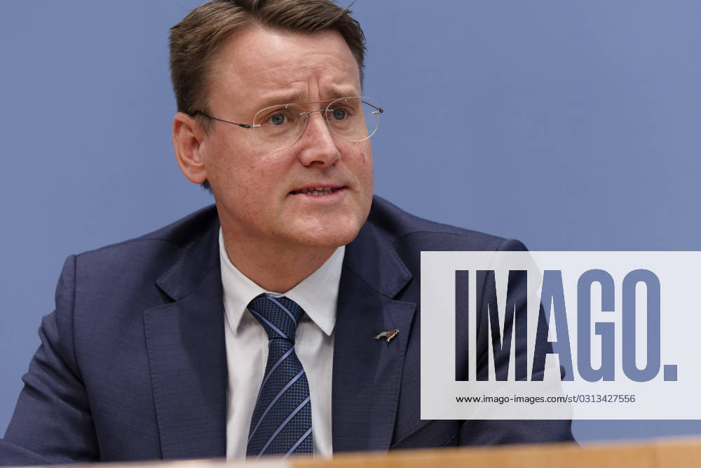 Jahresbericht Bundespolizei 2022 vorgestellt 2023-11-08 - Deutschland, Berlin - Bundespressekonferenz: LKW-Hersteller und Logistikverbände betrachten politische Rahmenbedingungen als Hemmnis für die Klimaneutralität des Güterkraftverkehrs. Im Bild Alexander Vlaskamp, Vorstandsvorsitzender MAN Truck & Bus SE.