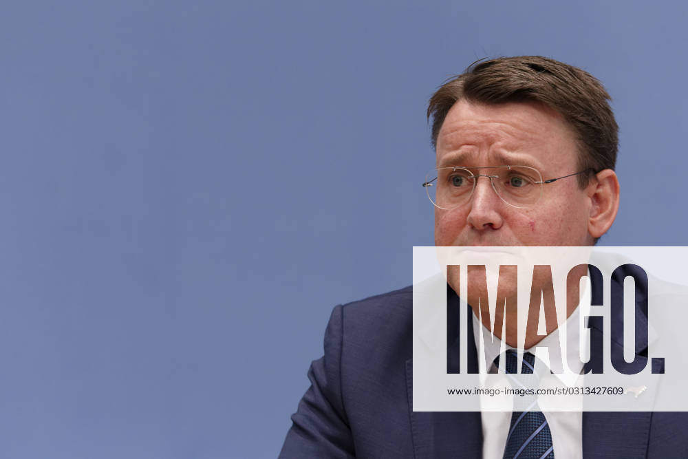 Jahresbericht Bundespolizei 2022 vorgestellt 2023-11-08 - Deutschland, Berlin - Bundespressekonferenz: LKW-Hersteller und Logistikverbände betrachten politische Rahmenbedingungen als Hemmnis für die Klimaneutralität des Güterkraftverkehrs. Im Bild Alexander Vlaskamp, Vorstandsvorsitzender MAN Truck & Bus SE.
