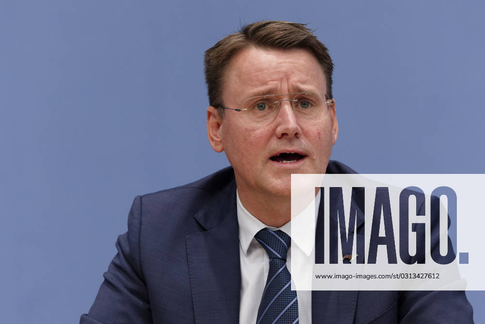 Jahresbericht Bundespolizei 2022 vorgestellt 2023-11-08 - Deutschland, Berlin - Bundespressekonferenz: LKW-Hersteller und Logistikverbände betrachten politische Rahmenbedingungen als Hemmnis für die Klimaneutralität des Güterkraftverkehrs. Im Bild Alexander Vlaskamp, Vorstandsvorsitzender MAN Truck & Bus SE.