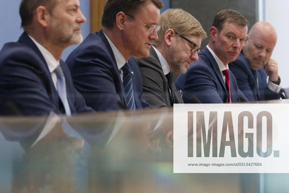 Jahresbericht Bundespolizei 2022 vorgestellt 2023-11-08 - Deutschland, Berlin - Bundespressekonferenz: LKW-Hersteller und Logistikverbände betrachten politische Rahmenbedingungen als Hemmnis für die Klimaneutralität des Güterkraftverkehrs. Im Bild v.l. Dr. Manfred Schuckert, Vorstandsvorsitzender Daimler Truck Holding AG, Alexander Vlaskamp, Vorstandsvorsitzender MAN Truck & Bus SE, Frank Huster, Hauptgeschäftsführer Bundesverband Spedition und Logistik (DSLV), und Prof. Dr. Dirk Engelhardt, Vorstandssprecher Bundesverband Güterkraftverkehr, Logistik und Entsorgung (BGL) e.V.