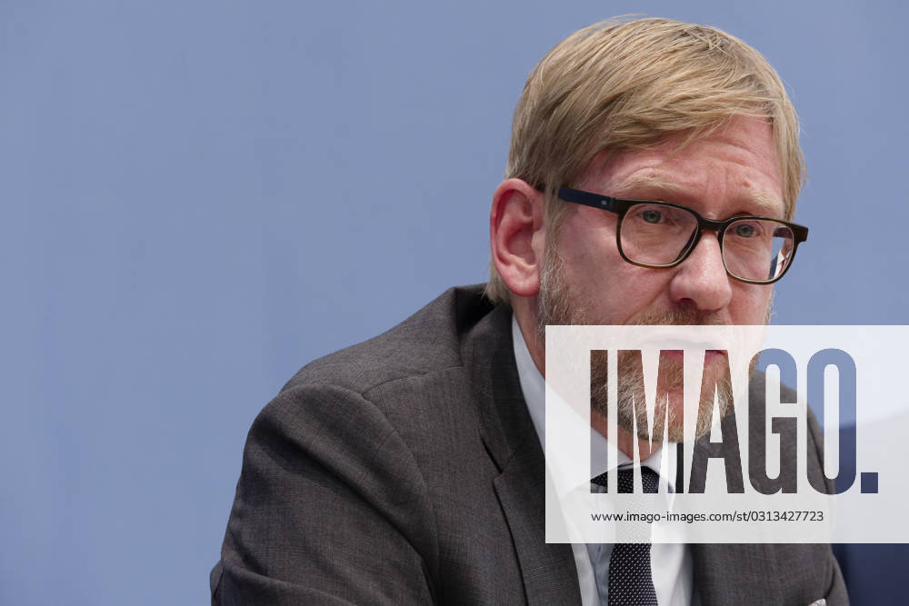 Jahresbericht Bundespolizei 2022 vorgestellt 2023-11-08 - Deutschland, Berlin - Bundespressekonferenz: LKW-Hersteller und Logistikverbände betrachten politische Rahmenbedingungen als Hemmnis für die Klimaneutralität des Güterkraftverkehrs. Im Bild Frank Huster, Hauptgeschäftsführer Bundesverband Spedition und Logistik (DSLV).