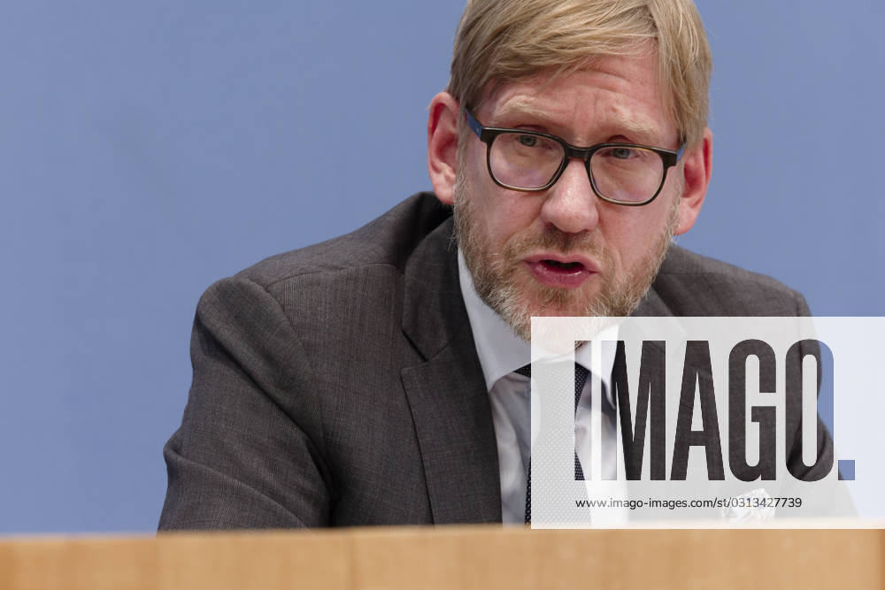Jahresbericht Bundespolizei 2022 vorgestellt 2023-11-08 - Deutschland, Berlin - Bundespressekonferenz: LKW-Hersteller und Logistikverbände betrachten politische Rahmenbedingungen als Hemmnis für die Klimaneutralität des Güterkraftverkehrs. Im Bild Frank Huster, Hauptgeschäftsführer Bundesverband Spedition und Logistik (DSLV).